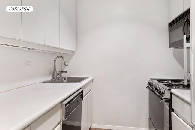 100 United Nations Plaza in New York, NY - Foto de edificio - Building Photo