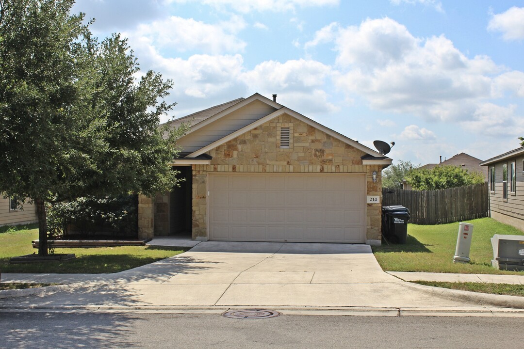 214 Brazoria Trl in San Marcos, TX - Foto de edificio