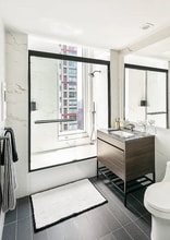 233 E 54th St in New York, NY - Foto de edificio - Building Photo