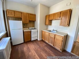 1800 Commonwealth Ave, Unit 18 in Boston, MA - Building Photo