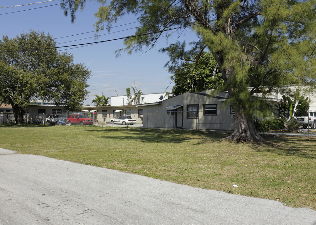 12240 NE 5th Ave in North Miami, FL - Foto de edificio