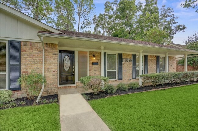 5751 Creekbend Dr in Houston, TX - Building Photo - Building Photo