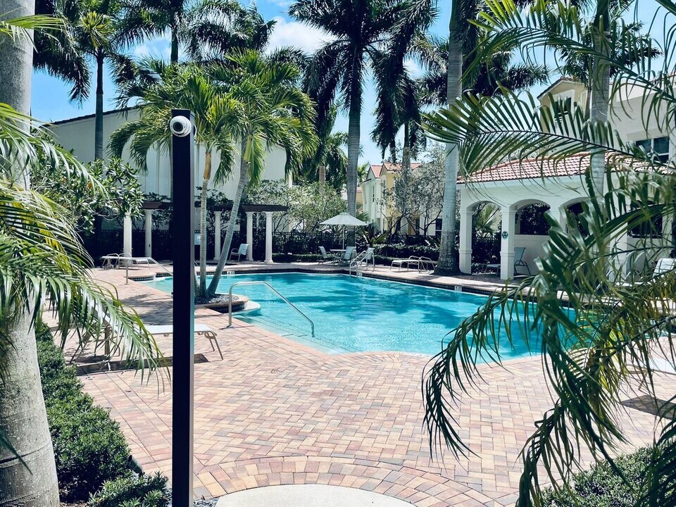 1527 NW 48th Ln in Boca Raton, FL - Foto de edificio