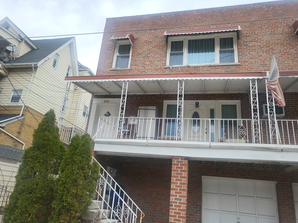 310 McLean Ave in Yonkers, NY - Building Photo