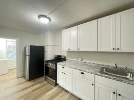 51 Pennacook St in Manchester, NH - Building Photo