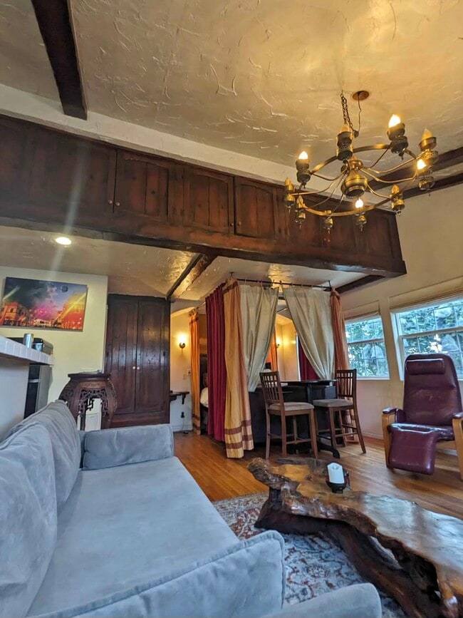 12621 Victoria Ave in Los Angeles, CA - Foto de edificio - Building Photo