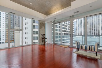 550 N St Clair St in Chicago, IL - Building Photo - Building Photo