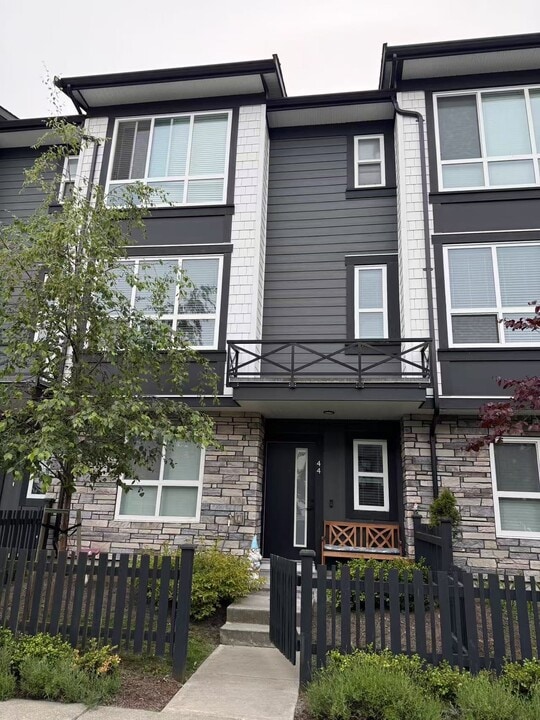 19255 Aloha Dr in Surrey, BC - Building Photo