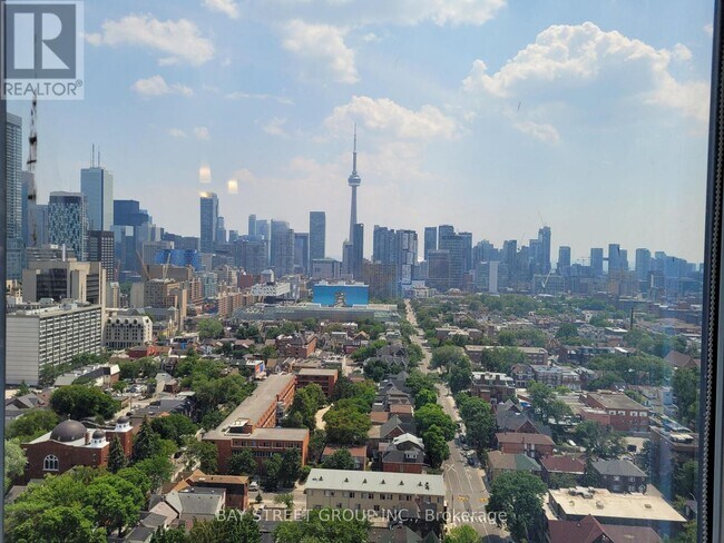 203 College St in Toronto, ON - Building Photo - Building Photo