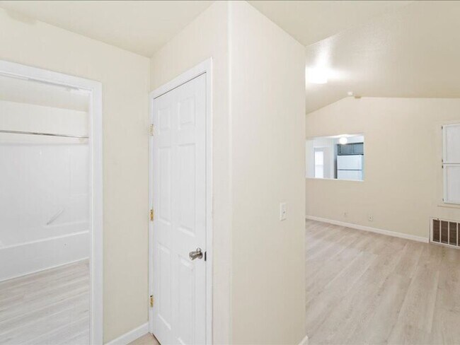 6405 Chapel Hill Blvd in Pasco, WA - Foto de edificio - Building Photo