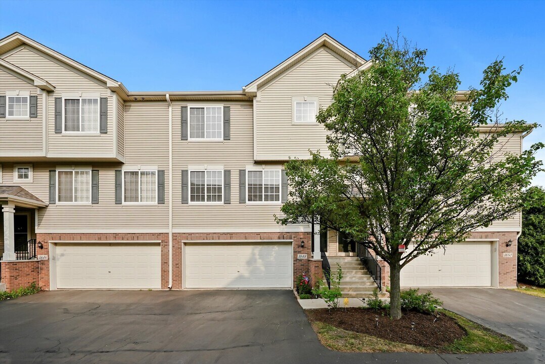 1848 Fredericksburg Ln in Aurora, IL - Building Photo