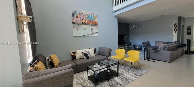 8551 NW 108th Ct in Doral, FL - Foto de edificio - Building Photo