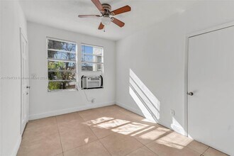 1060 SW 2nd St-Unit -3 in Miami, FL - Building Photo - Building Photo