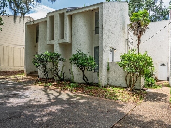 property at 1942 Larette Dr