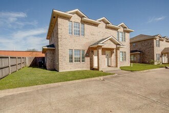 IMMEDIATE MOVE IN!!!  3 bedroom 3 Bathroom Duplex Next Door to Blinn! in Bryan, TX - Building Photo - Building Photo