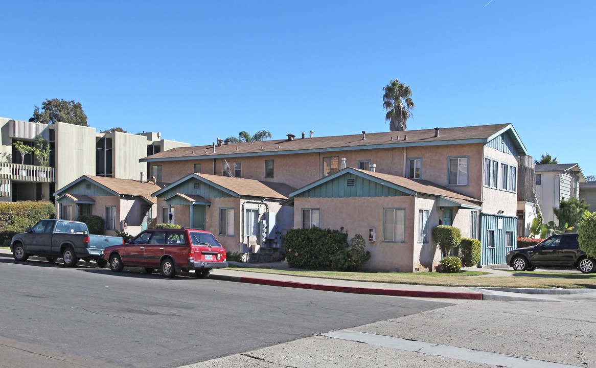 1649-1663 Scott St in San Diego, CA - Building Photo