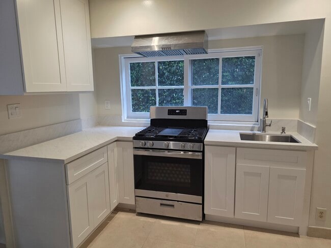 820 Rodeo Rd, Unit Back Home in Fullerton, CA - Foto de edificio - Building Photo