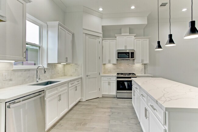 2105 Couch St in Houston, TX - Foto de edificio - Building Photo