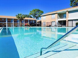 Colony House in Fort Walton Beach, FL - Building Photo