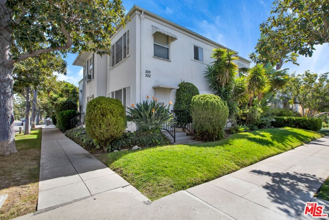 property at 300 S Doheny Dr