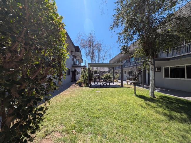 411 Bird St in Yuba City, CA - Building Photo - Building Photo