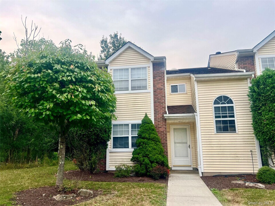 50 Brick Pond Rd in Middletown, NY - Foto de edificio