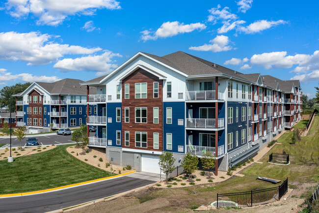 The Crossings at Inver Woods Apts & Townhomes in Inver Grove Heights, MN - Foto de edificio - Building Photo