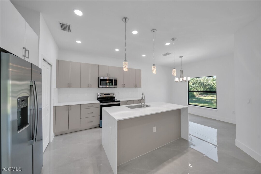 3715 Sunset Rd in Lehigh Acres, FL - Building Photo