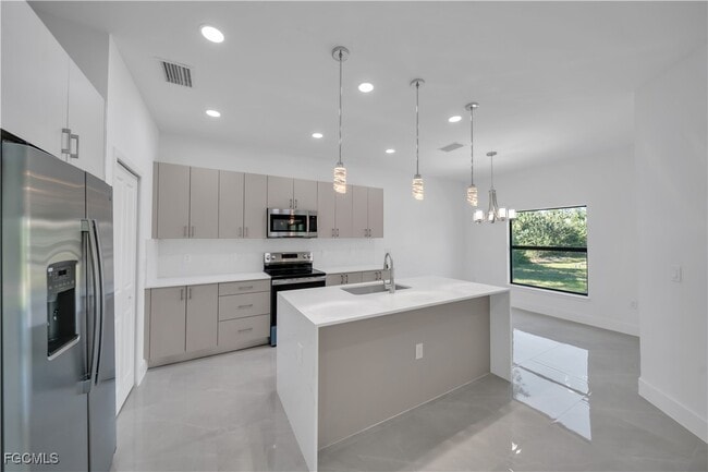3715 Sunset Rd in Lehigh Acres, FL - Building Photo - Building Photo