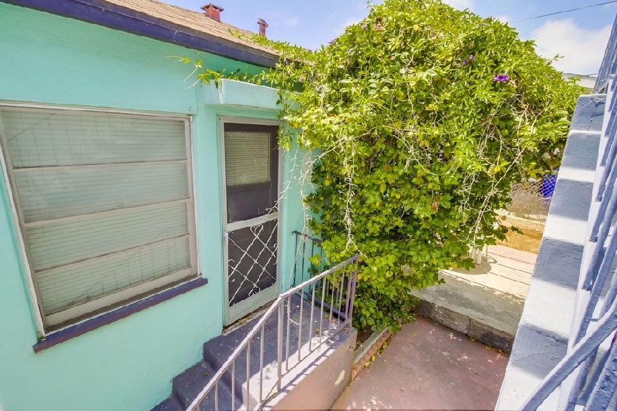2566 B St in San Diego, CA - Building Photo