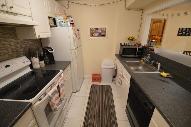 94 Pleasant St, Unit 1 in Brookline, MA - Building Photo - Building Photo