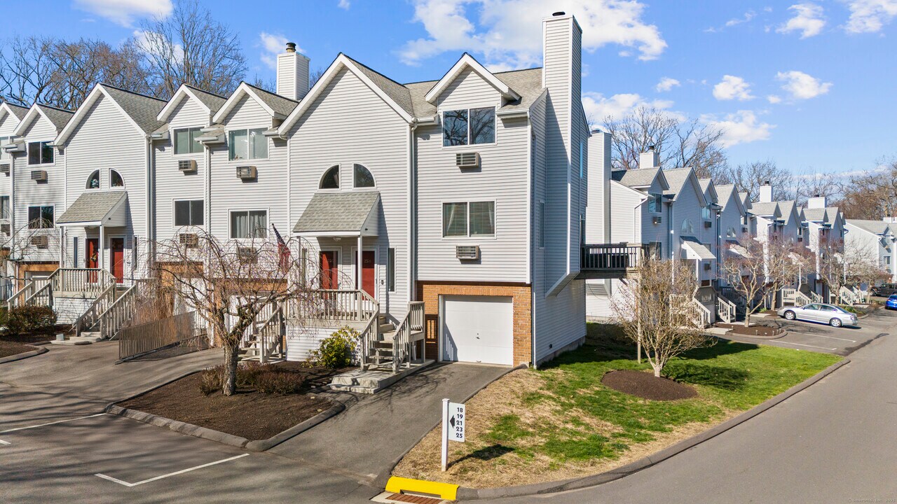 925 Oronoke Rd in Waterbury, CT - Foto de edificio
