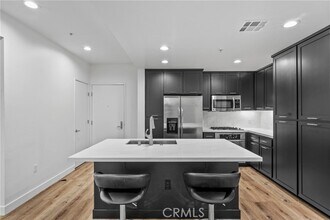 21301 Erwin St in Los Angeles, CA - Building Photo - Building Photo