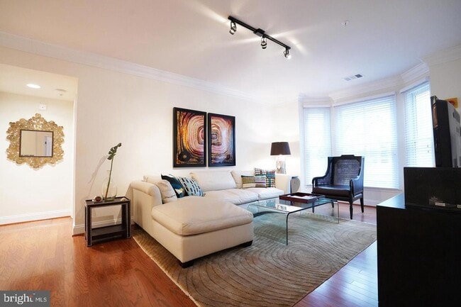 1115 Cameron St, Unit 211 in Alexandria, VA - Foto de edificio - Building Photo