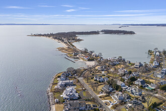 7 E Point Ln in Greenwich, CT - Building Photo - Building Photo