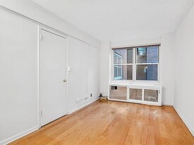 141 E 55th St in New York, NY - Building Photo