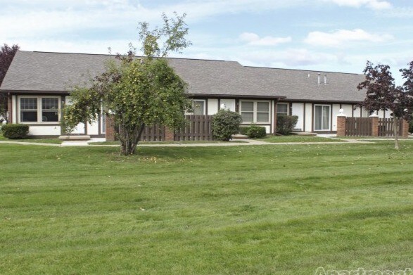 Hampton Apartments & Townhomes in Monroe, MI - Building Photo