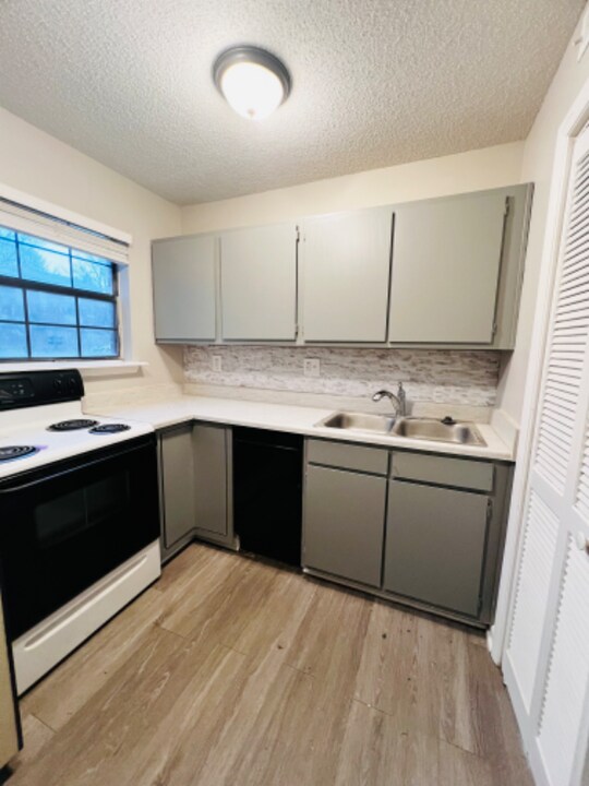 4931 Cotton Row NW, Unit D in Huntsville, AL - Building Photo