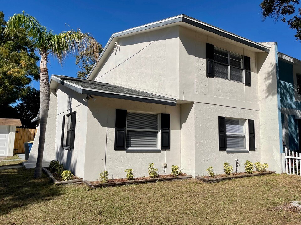 2054 Los Lomas Dr in Clearwater, FL - Building Photo