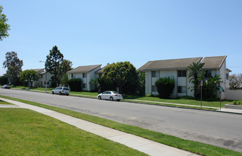 Woodcrest Apartments in Oxnard, CA - Building Photo - Building Photo