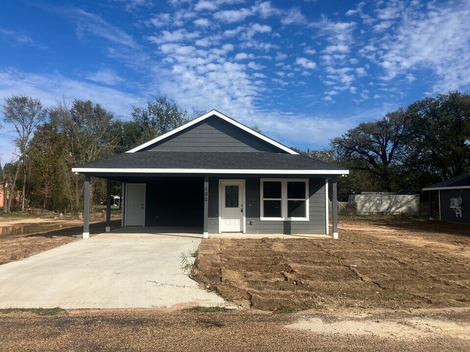102 Plumthicket Way in Trinidad, TX - Building Photo