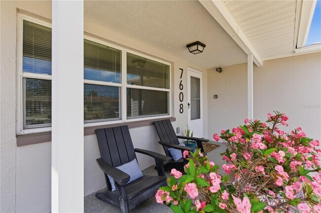 7608 Sue Ellen Dr in Port Richey, FL - Building Photo - Building Photo