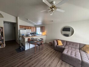 2062 NE Chanel Ct, Unit #4 in Bend, OR - Foto de edificio - Building Photo