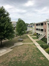 College Villas in Topeka, KS - Foto de edificio - Building Photo