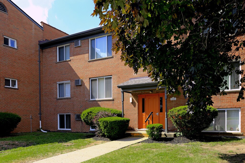The Loop on Greenfield Oak Park, MI Apartments