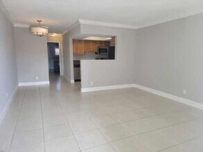 2100 Diana Dr in Hallandale Beach, FL - Building Photo - Building Photo