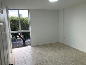 6995 NW 186th St in Hialeah, FL - Building Photo - Building Photo