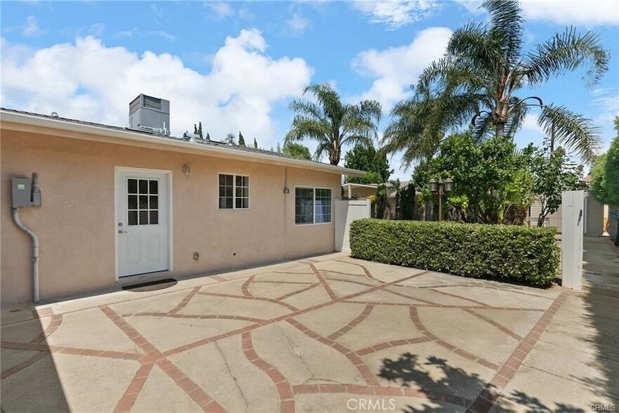 6502 Matilija Ave in Los Angeles, CA - Building Photo