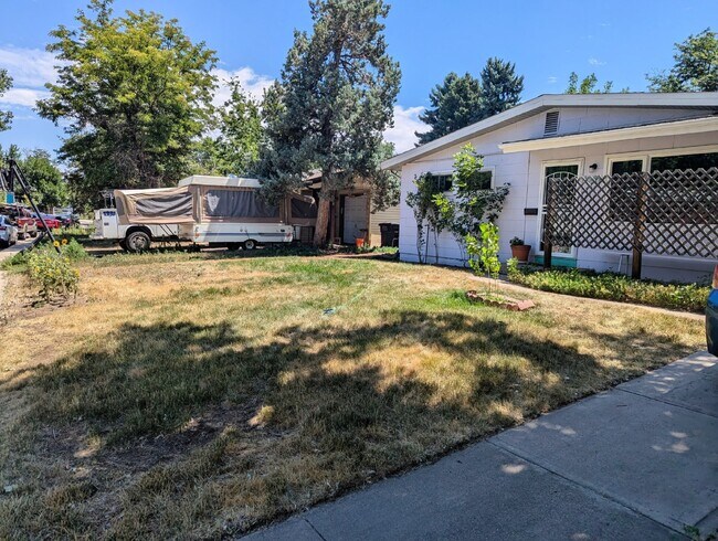 1390 S Ivy Way in Denver, CO - Building Photo - Building Photo
