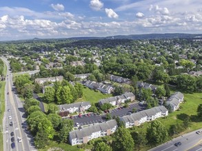 Victoria Crossing Apartments in Wyomissing, PA - Building Photo - Building Photo